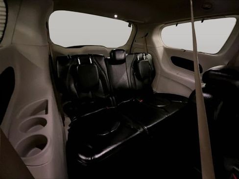 Used 2018 Chrysler Pacifica Touring-L FWD image 28