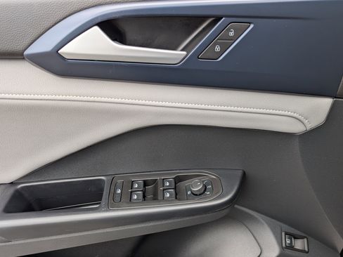 Used 2024 Volkswagen Taos SE w/ Panoramic Sunroof Package image 16