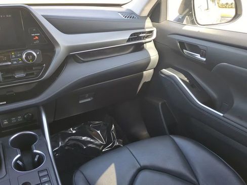 Used 2023 Toyota Highlander XLE FWD image 17