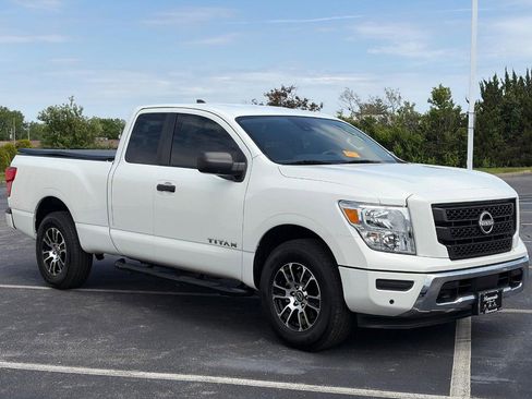 Used 2024 Nissan Titan SV AWD/4WD image 3