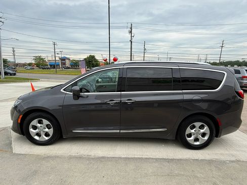 Used 2017 Chrysler Pacifica Touring-L Plus FWD image 7