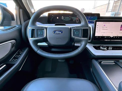 Certified 2025 Ford Expedition Active image 6