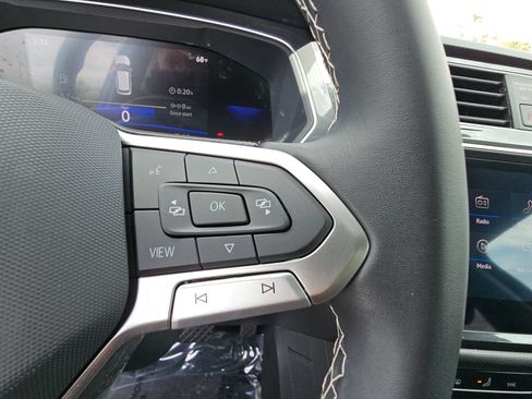 Used 2023 Volkswagen Tiguan SE w/ Panoramic Sunroof Package FWD image 17