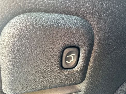 Used 2020 Jeep Grand Cherokee Overland AWD/4WD image 16
