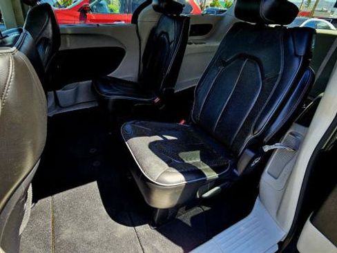 Used 2019 Chrysler Pacifica Limited FWD image 27