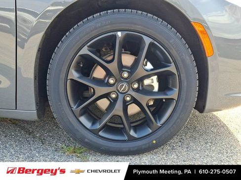 Used 2025 Chrysler Pacifica Limited FWD image 10