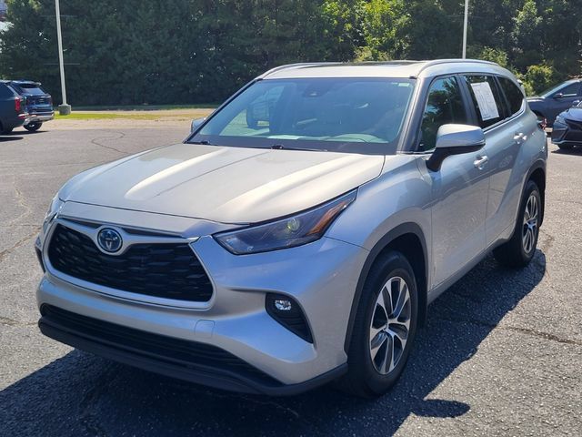 Used 2024 Toyota Highlander XLE AWD/4WD image 7