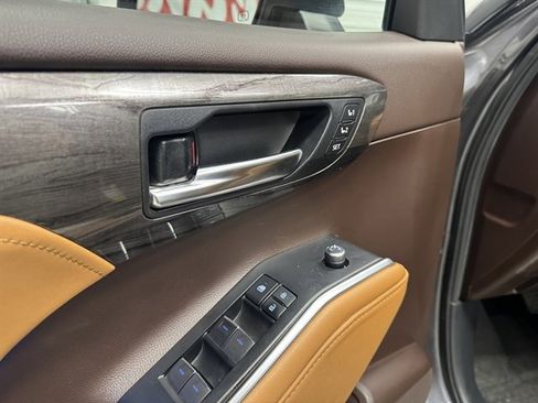 Used 2021 Toyota Highlander Platinum image 18