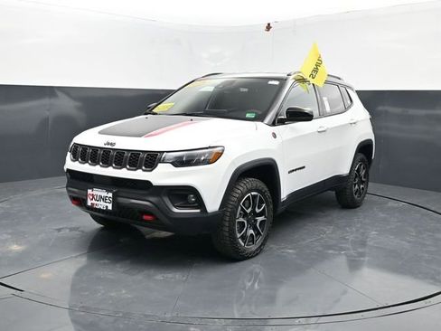 Used 2025 Jeep Compass Trailhawk AWD/4WD image 4