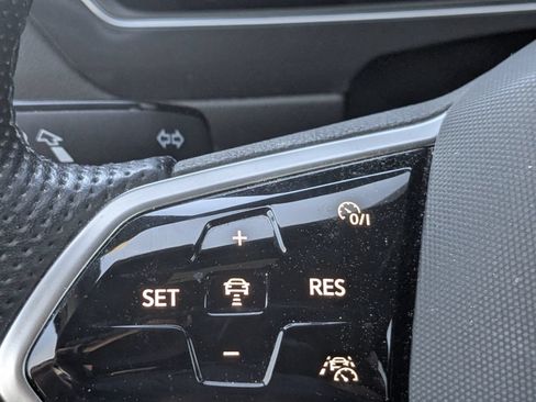 Used 2023 Volkswagen Tiguan SE R-Line AWD/4WD image 17