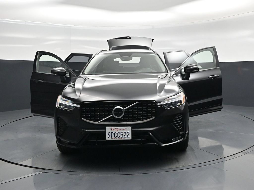 Used 2025 Volvo XC60 B5 Plus AWD/4WD image 33