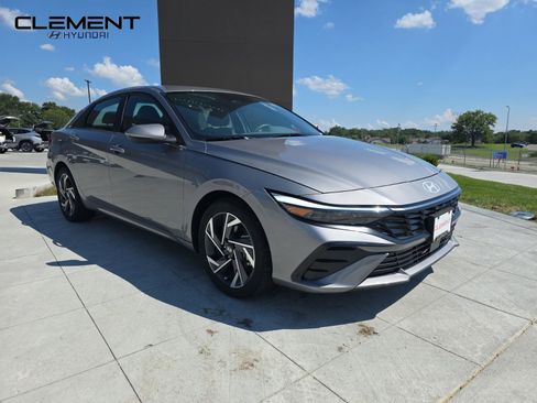 New 2025 Hyundai Elantra SEL image 3