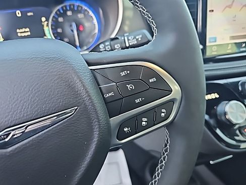 Used 2026 Chrysler Pacifica Select image 6