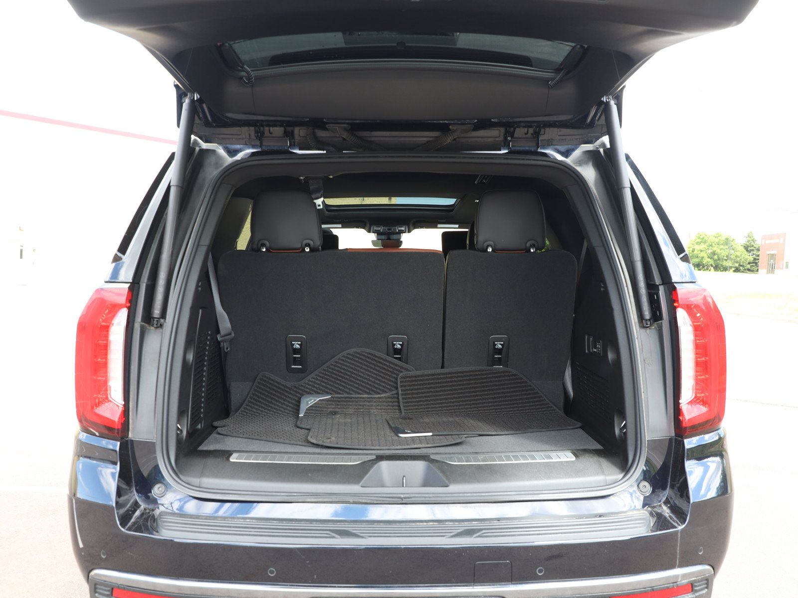 Used 2023 GMC Yukon Denali Ultimate AWD/4WD image 16