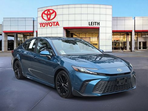 Used 2025 Toyota Camry SE image 3