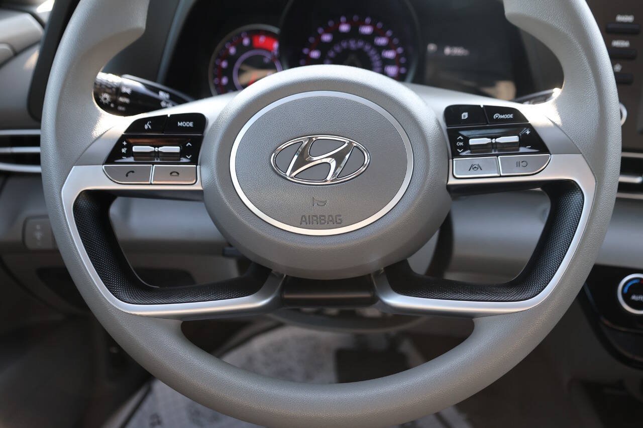 Used 2022 Hyundai Elantra SEL FWD image 17