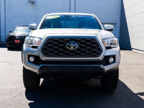 Used 2021 Toyota Tacoma TRD Off-Road w/ Technology Package AWD/4WD image 2