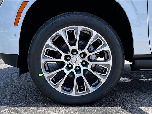 New 2026 GMC Yukon Denali w/ Denali Reserve Package AWD/4WD image 12