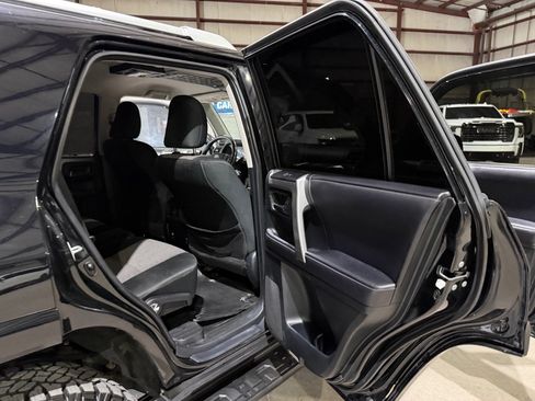 Used 2018 Toyota 4Runner SR5 AWD/4WD image 20