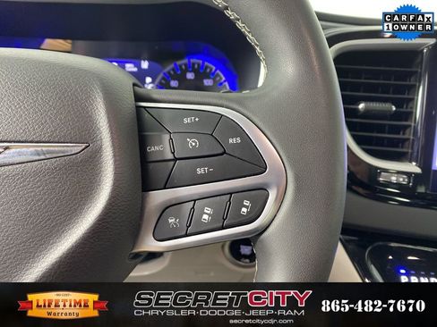 Used 2024 Chrysler Pacifica Touring-L image 16