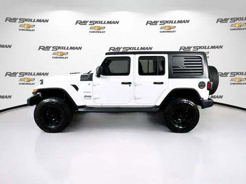 Used 2019 Jeep Wrangler Unlimited Sahara AWD/4WD image 4