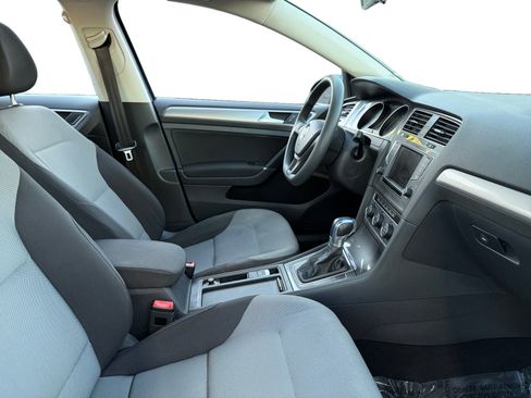 Used 2016 Volkswagen e-Golf SE image 14