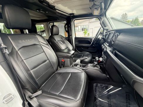 Used 2018 Jeep Wrangler Unlimited Sahara w/ Uconnect 4C Nav & Sound Group AWD/4WD image 26