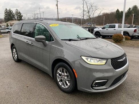 Used 2021 Chrysler Pacifica Touring image 9