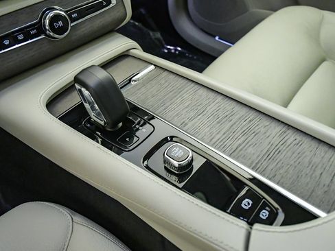 Certified 2023 Volvo XC90 B6 Plus w/ Protection Package Premier AWD/4WD image 21