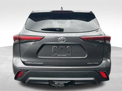 Used 2021 Toyota Highlander XLE AWD/4WD image 4