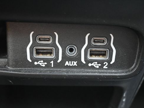 Used 2023 Chrysler Pacifica Touring image 18