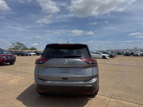 Used 2024 Nissan Rogue SV w/ SV Premium Package image 18