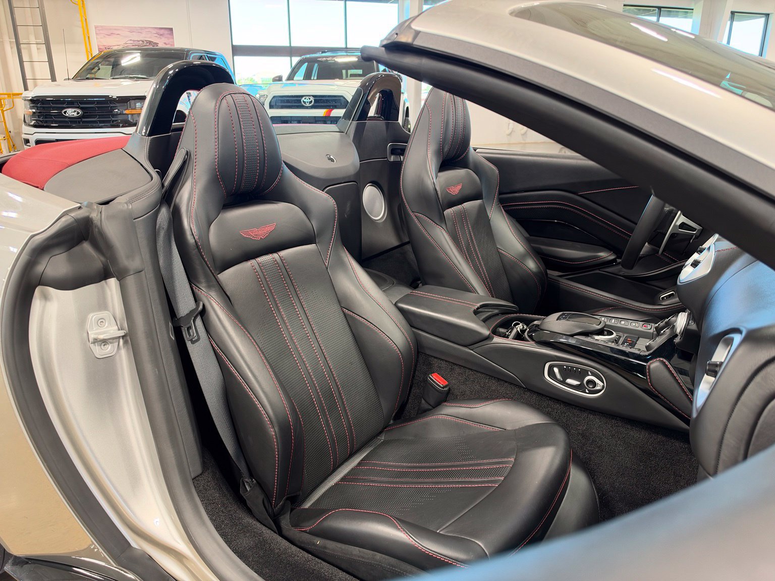 Used 2021 Aston Martin V8 Vantage Roadster RWD image 40