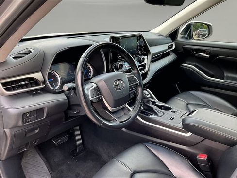 Used 2022 Toyota Highlander XLE AWD/4WD image 22