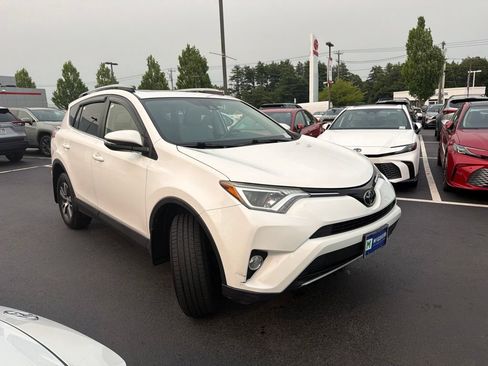 Used 2018 Toyota RAV4 XLE AWD/4WD image 3