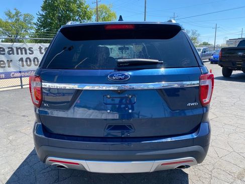 Used 2017 Ford Explorer XLT w/ Equipment Group 202A AWD/4WD image 3