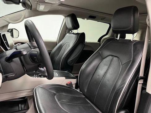 Used 2023 Chrysler Pacifica Limited FWD image 19