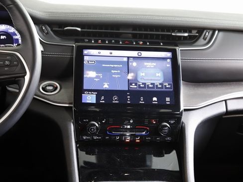 Used 2022 Jeep Grand Cherokee Limited image 16