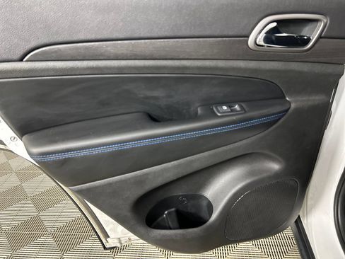 Used 2018 Jeep Grand Cherokee Laredo AWD/4WD image 16