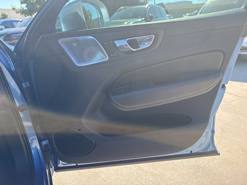 Used 2019 Volvo XC60 T5 R-Design image 11
