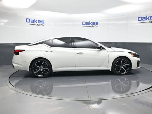 Used 2024 Nissan Altima 2.5 SR w/ SR Premium Package image 9