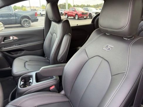 New 2026 Chrysler Pacifica Select image 8
