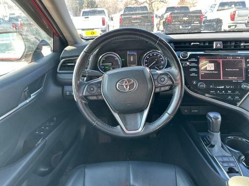 Used 2020 Toyota Camry SE w/ Sunroof Package image 13