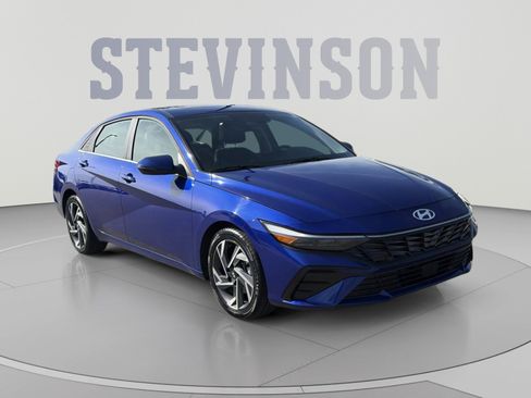 Certified 2025 Hyundai Elantra Limited FWD image 3