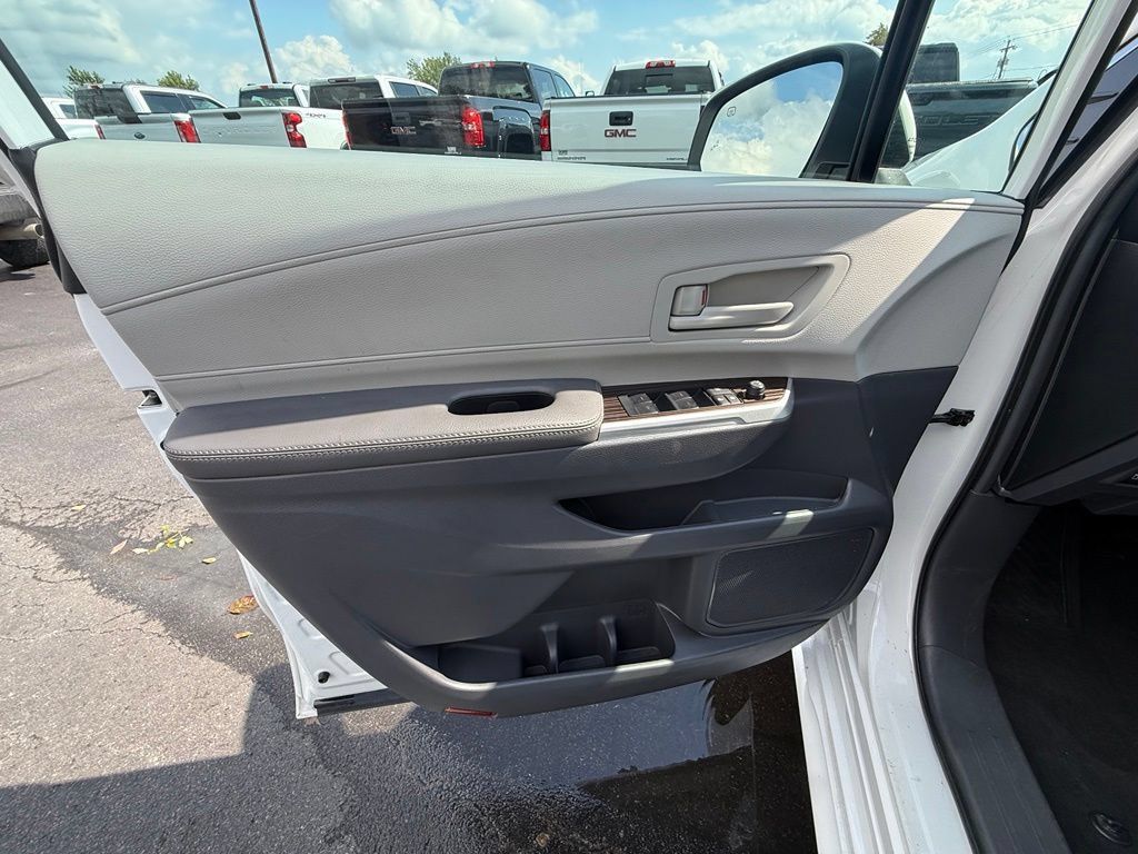Used 2024 Toyota Sienna LE AWD/4WD image 9