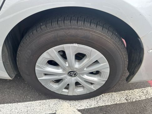 Used 2019 Toyota Prius LE FWD image 5