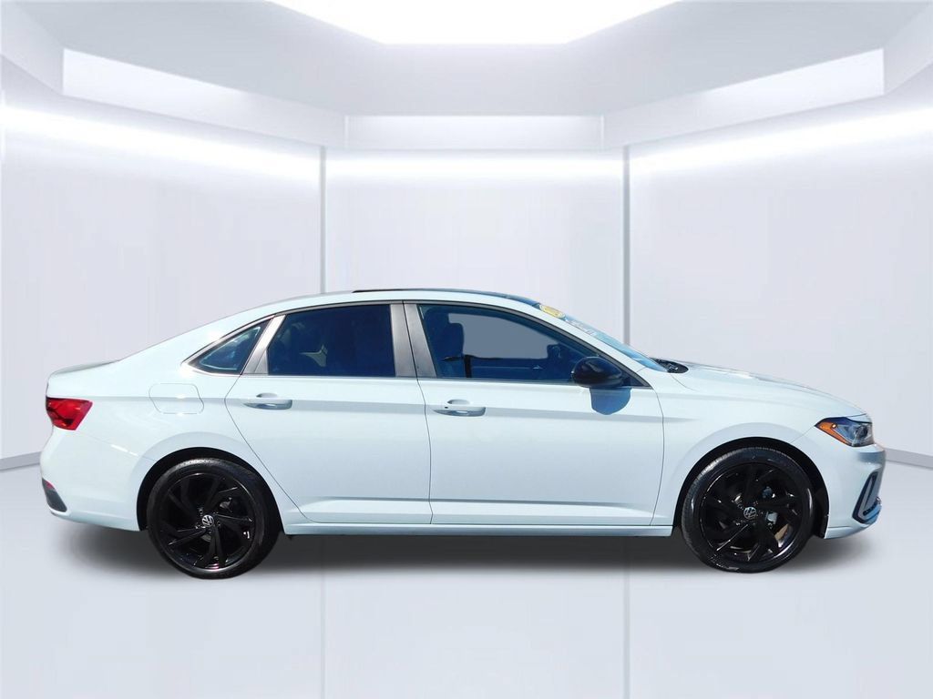 Used 2025 Volkswagen Jetta SE FWD image 2