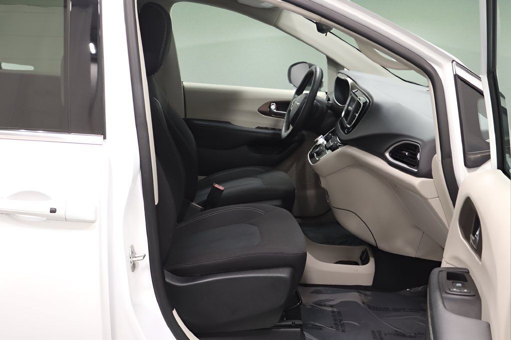 Certified 2023 Chrysler Voyager LX FWD image 17