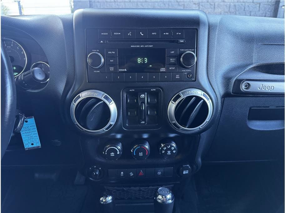 Used 2016 Jeep Wrangler Unlimited Rubicon w/ Connectivity Group AWD/4WD image 21