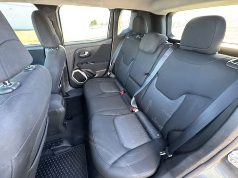 Used 2017 Jeep Renegade Latitude w/ Popular Equipment Group image 22